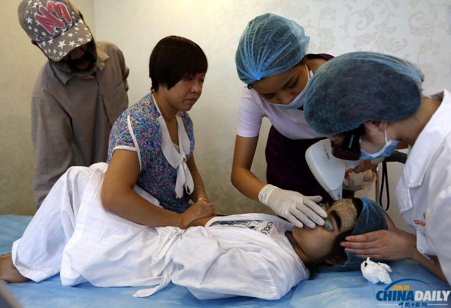 杭州:10歲輟學“毛孩”受關愛 接受面部激光脫毛