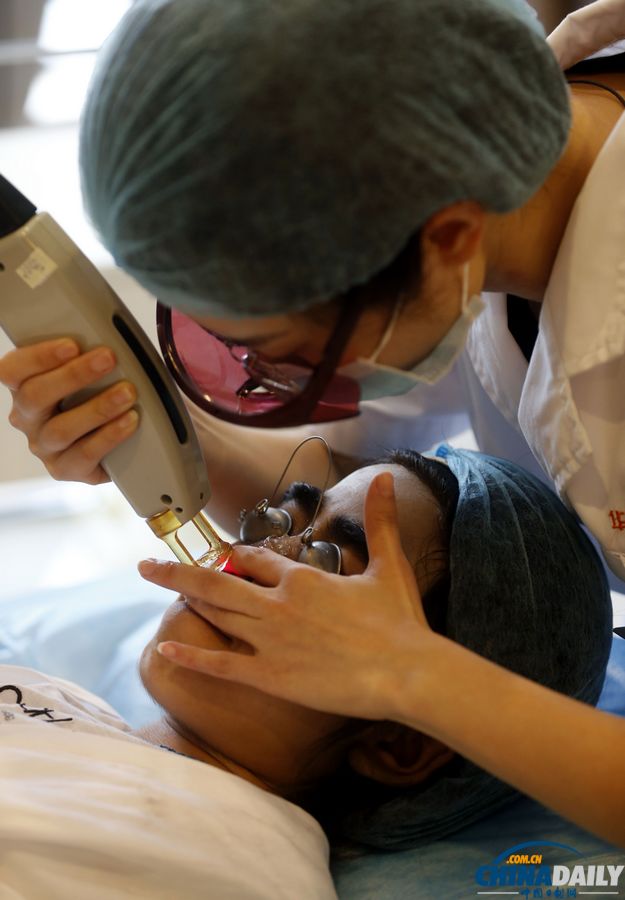 杭州:10歲輟學“毛孩”受關愛 接受面部激光脫毛