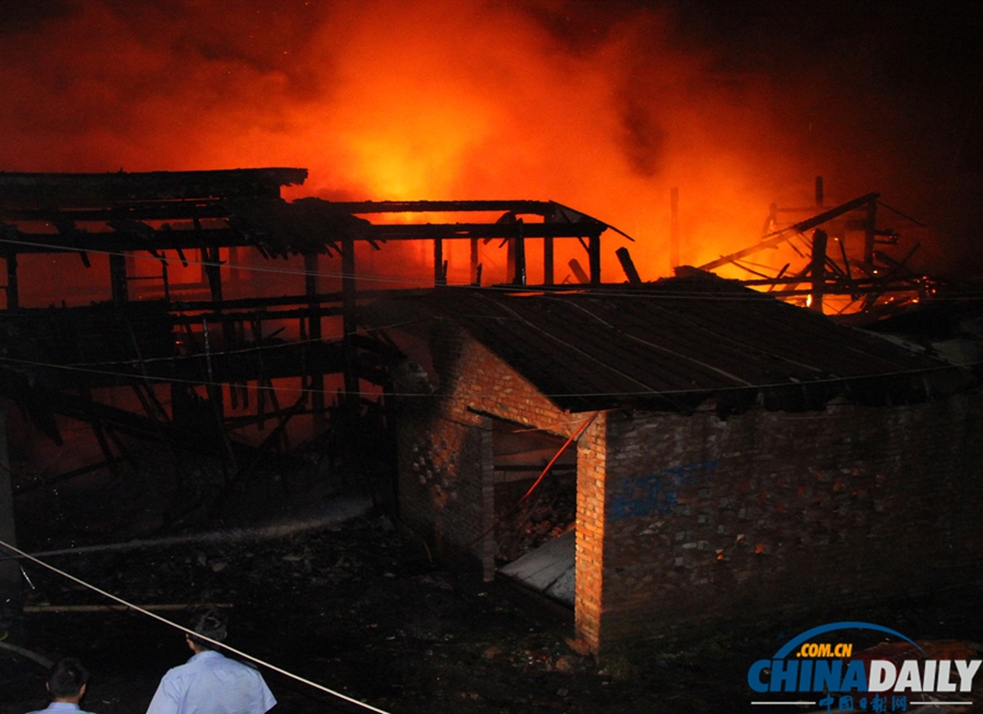 浙江溫嶺民房凌晨失火 火勢蔓延危及皮革倉庫