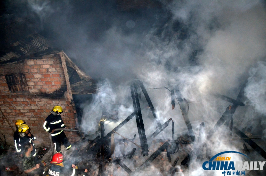 浙江溫嶺民房凌晨失火 火勢蔓延危及皮革倉庫