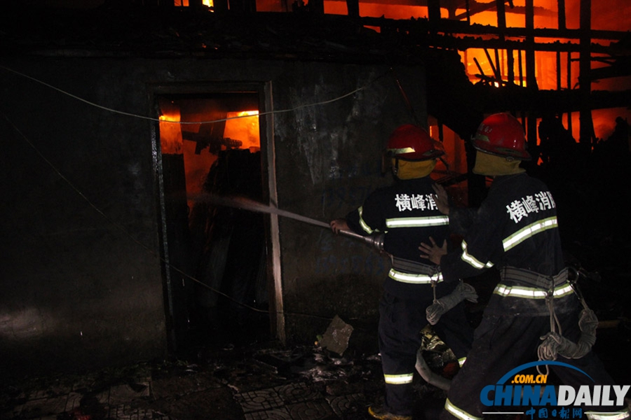 浙江溫嶺民房凌晨失火 火勢(shì)蔓延危及皮革倉庫