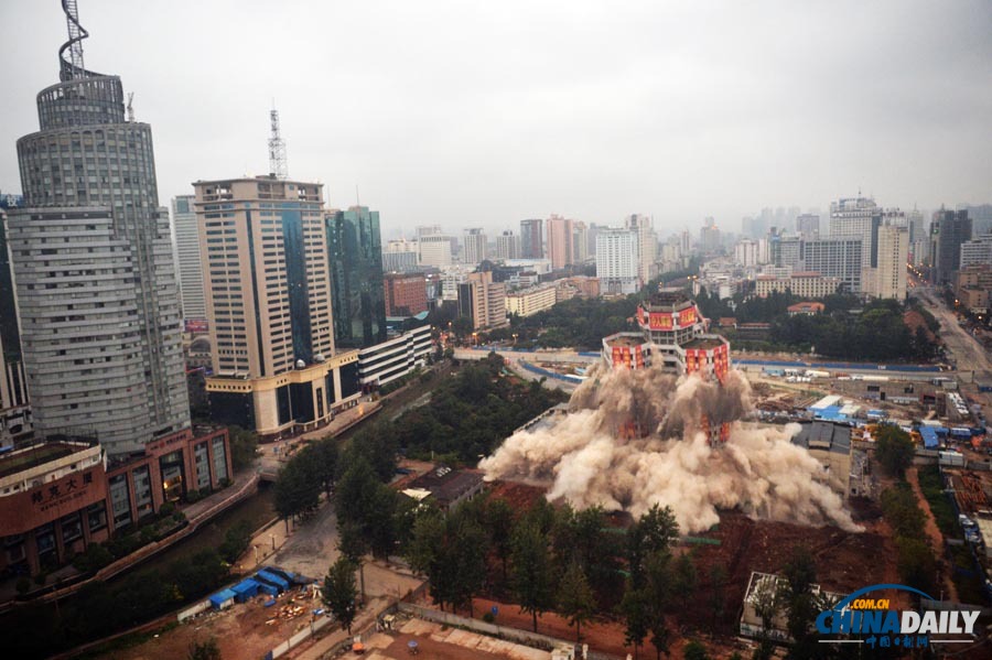 八十年代“昆明第一高樓”——昆明工人文化宮成功實(shí)施爆破拆除