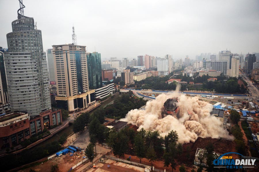 八十年代“昆明第一高樓”——昆明工人文化宮成功實(shí)施爆破拆除