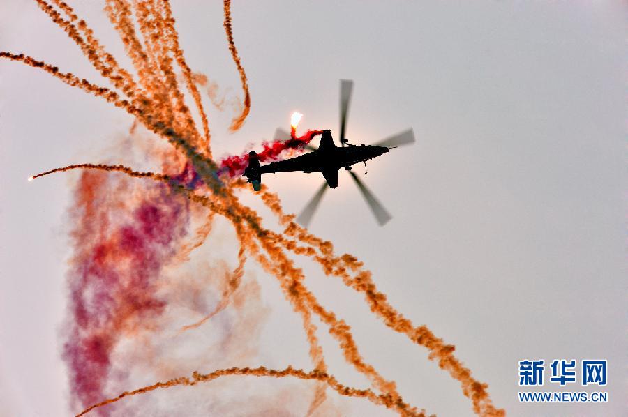 解放軍陸航部隊(duì)“風(fēng)雷”飛行表演隊(duì)全家福曝光