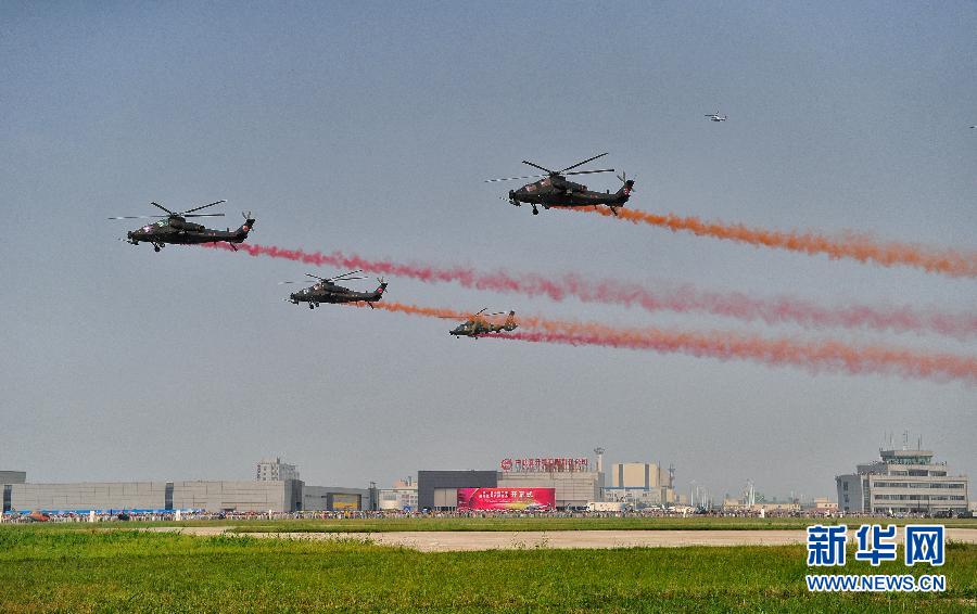 解放軍陸航部隊“風雷”飛行表演隊全家福曝光