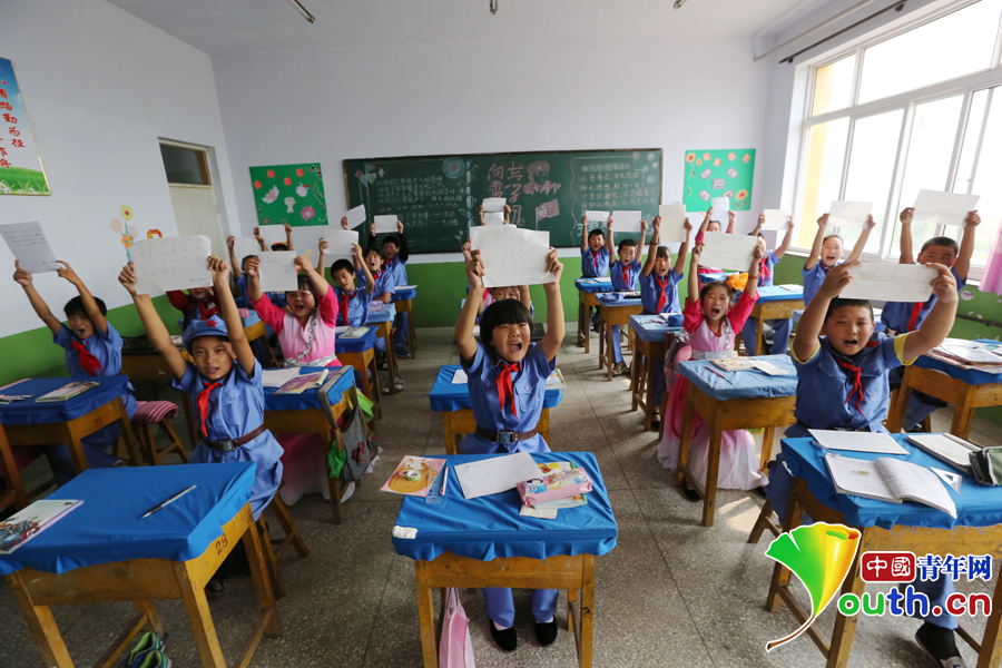 組圖：“小紅軍”教師節真心話獻老師