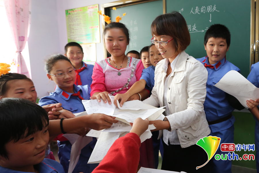 組圖:“小紅軍”教師節(jié)真心話獻老師