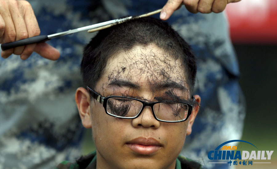 浙江杭州：男生發長不合格 教官執剪剃平頭