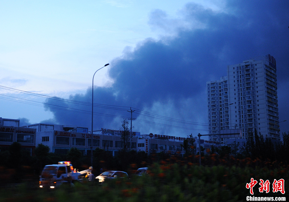 四川雙流一倉庫發生大火 過火面積約3000平方米