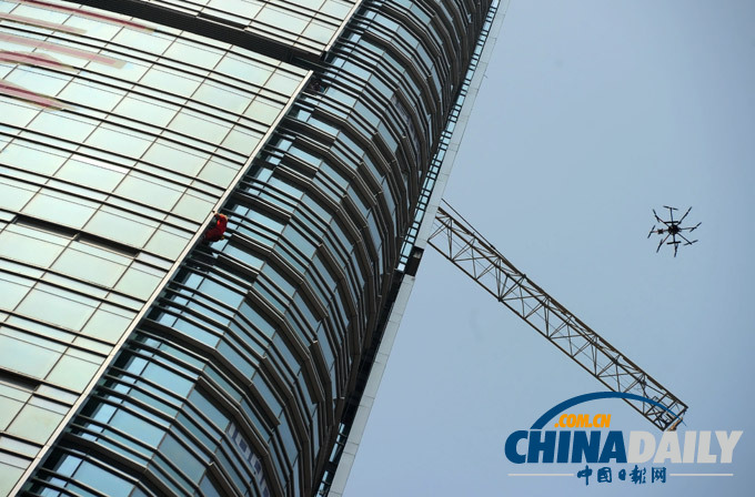 奧地利“蜘蛛俠”邁克·凱米特徒手攀爬長(zhǎng)沙第一高樓