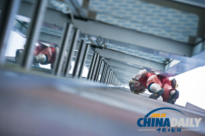 奧地利“蜘蛛俠”邁克·凱米特徒手攀爬長沙第一高樓