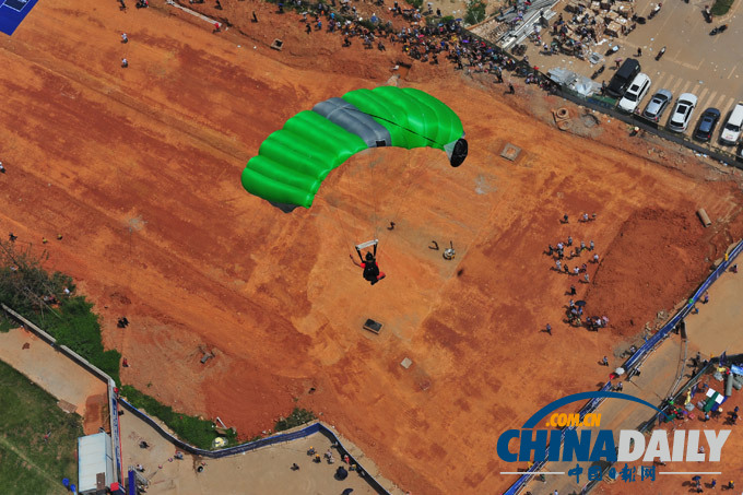 奧地利“蜘蛛俠”邁克·凱米特徒手攀爬長沙第一高樓