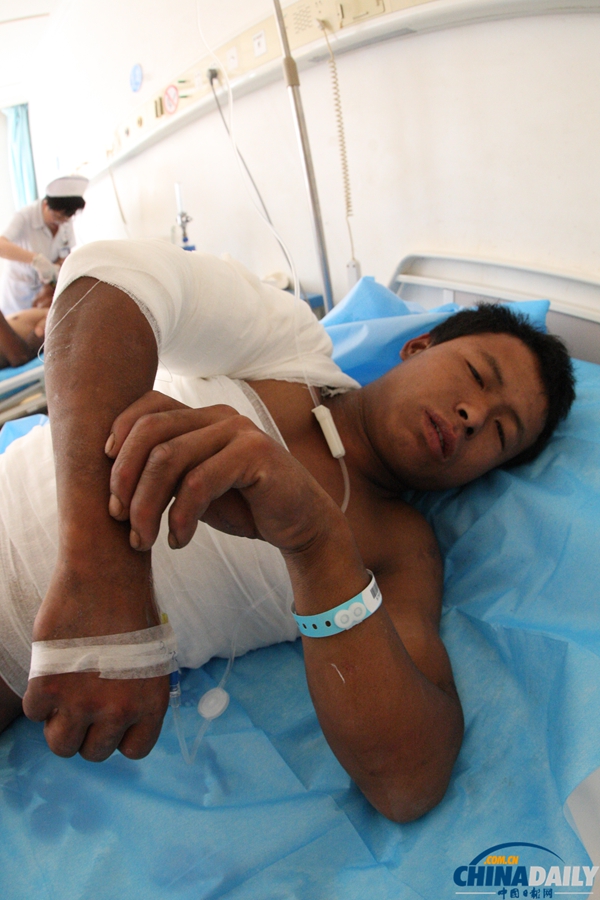 山東煙臺:救助直升機緊急救助燒傷漁民