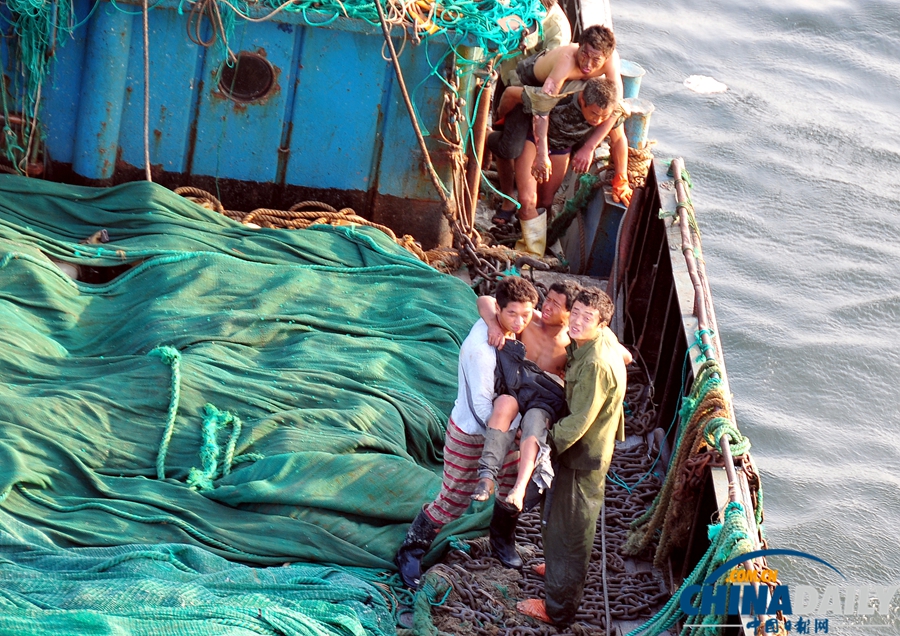 山東煙臺：救助直升機緊急救助燒傷漁民