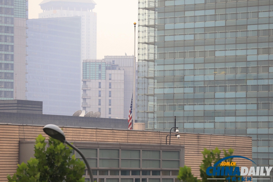 美國(guó)駐華使館降半旗為槍擊案死難者致哀