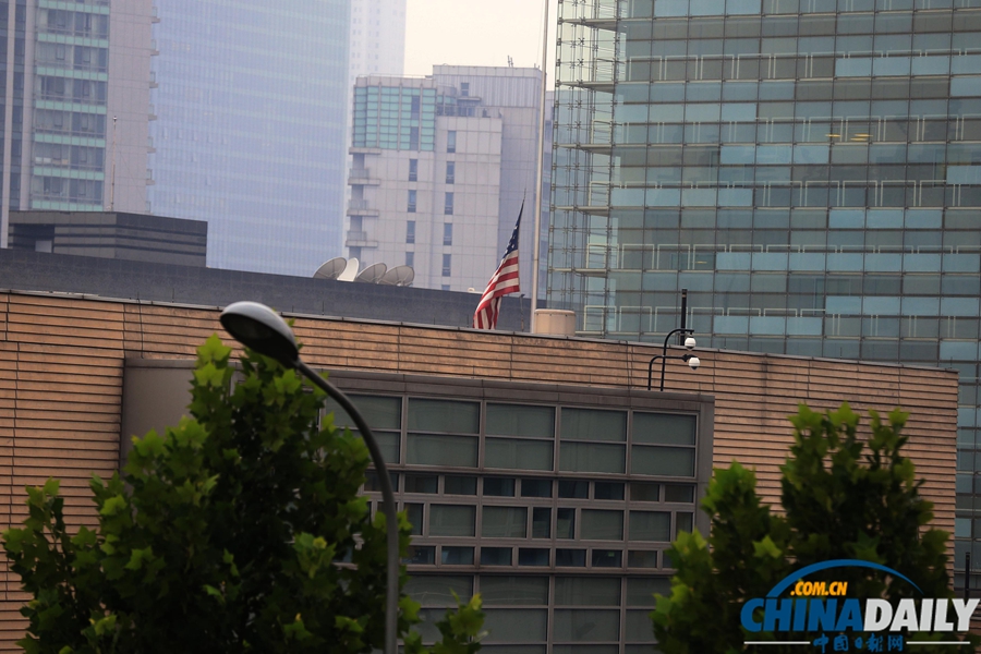 美國駐華使館降半旗為槍擊案死難者致哀