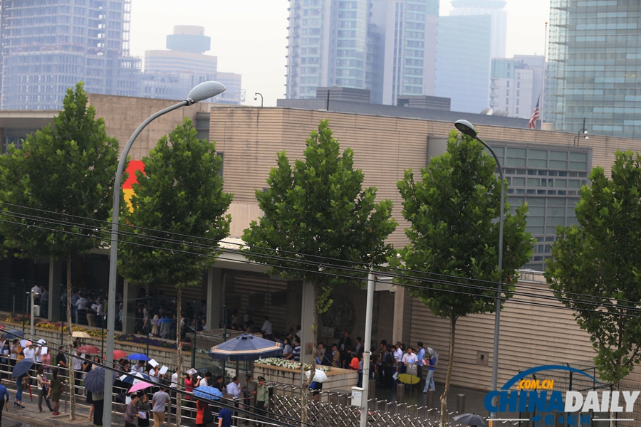 美國駐華使館降半旗為槍擊案死難者致哀