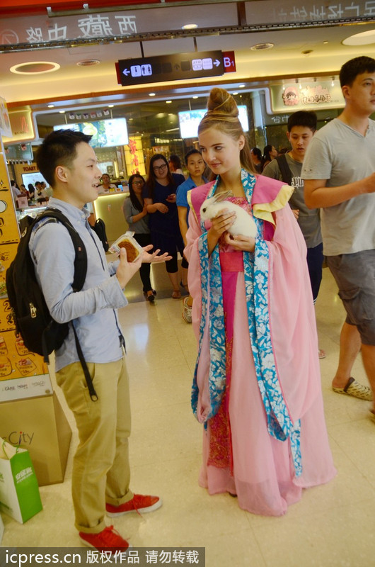 上海：外國美女玩穿越扮嫦娥 求與路人共度中秋良宵
