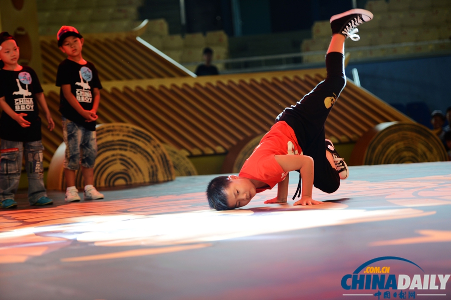 首屆中國(guó)（鄭州）國(guó)際街舞大賽開(kāi)幕