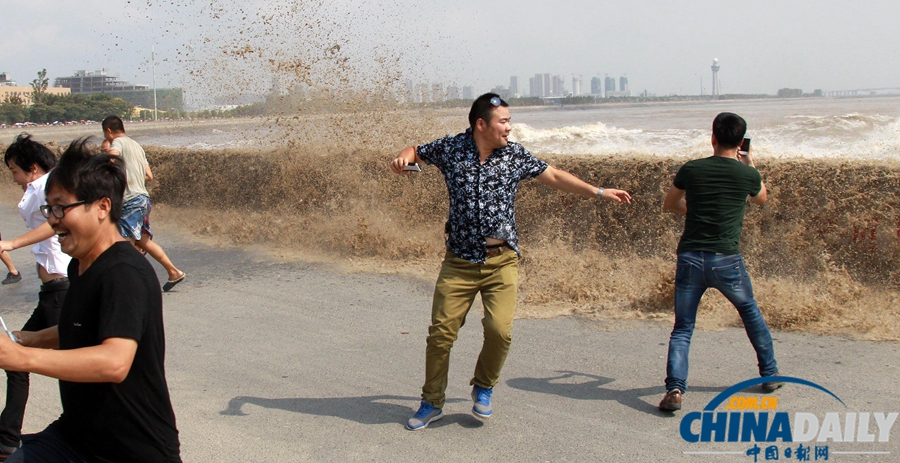 錢江潮水兇險 觀潮者驚慌而逃[高清組圖]