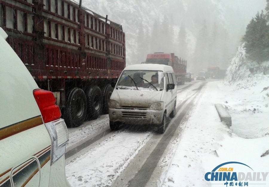 新疆哈密迎來降雪天氣 山區(qū)路段車輛擁堵滯留