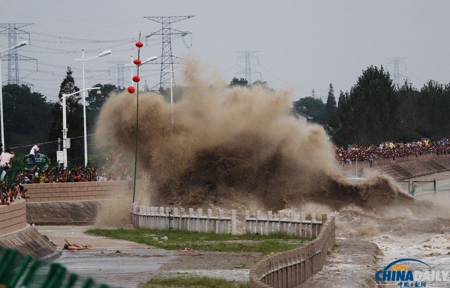 58萬人海寧觀錢塘江大潮