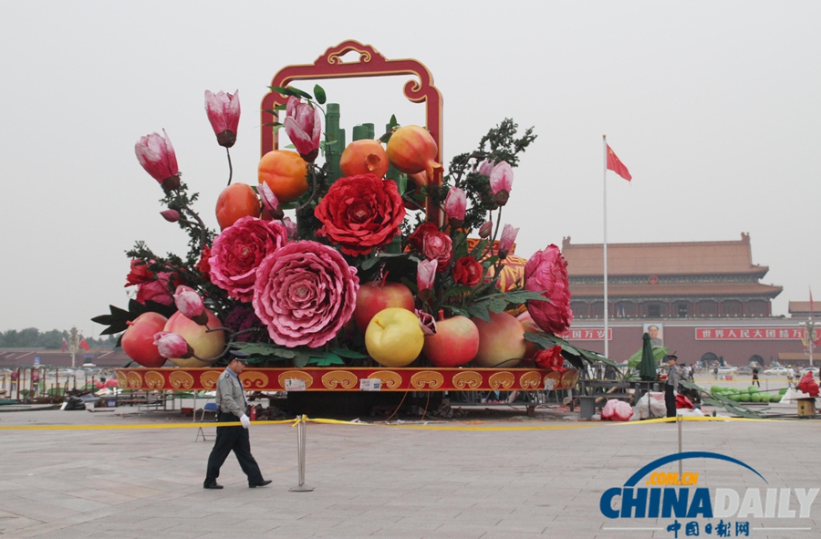 天安門廣場歷年最大花籃亮相 直徑達50米