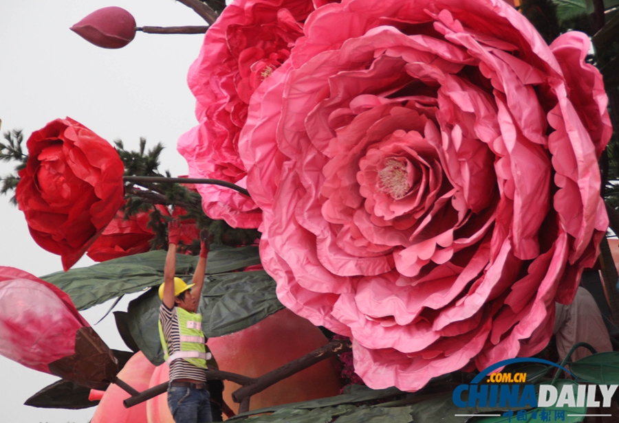 天安門廣場歷年最大花籃亮相 直徑達50米