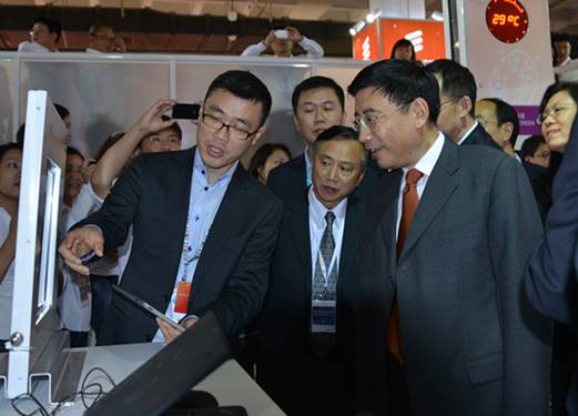 北京國(guó)際通信展開(kāi)幕 工信部苗圩部長(zhǎng)蒞臨愛(ài)立信展臺(tái)