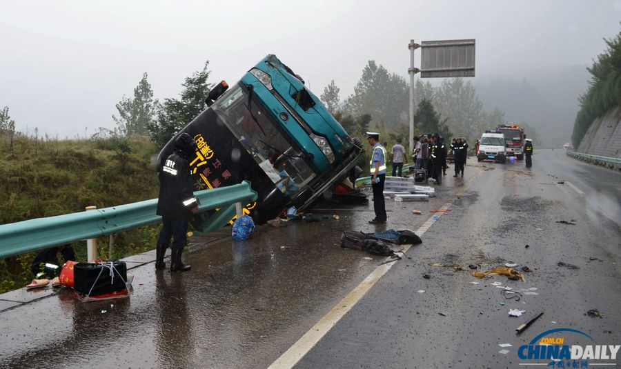 滬昆高速貴州凱里段大客車側(cè)翻致2死43傷