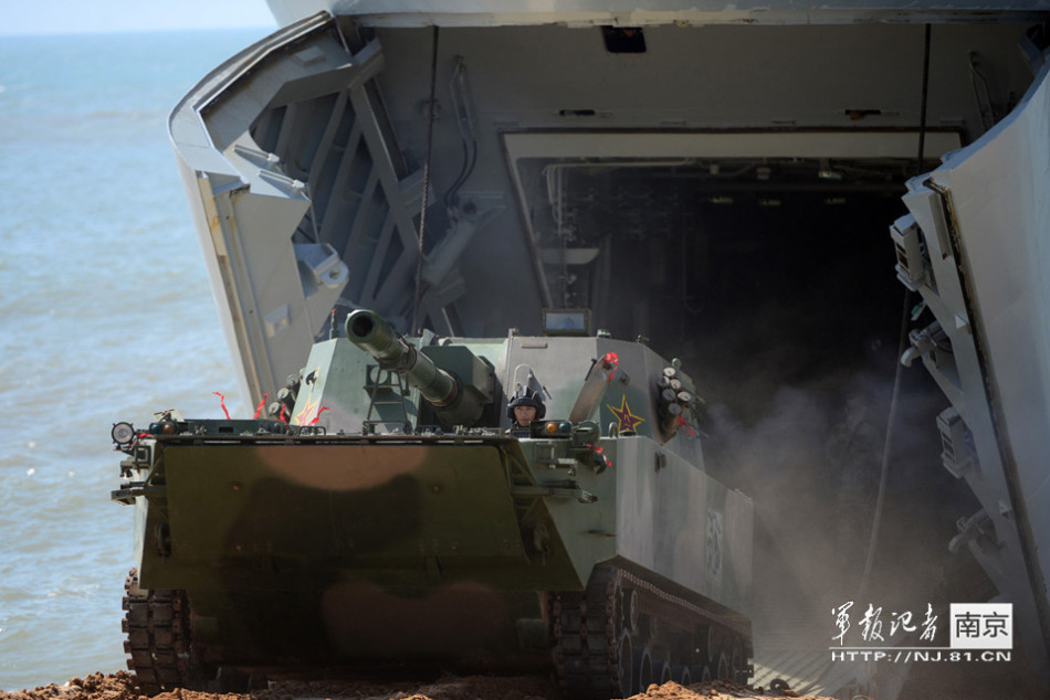 殺氣騰騰：解放軍最新式自行榴彈炮演練搶灘登陸