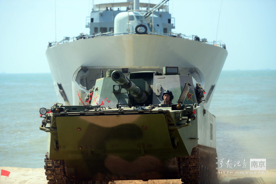 殺氣騰騰：解放軍最新式自行榴彈炮演練搶灘登陸