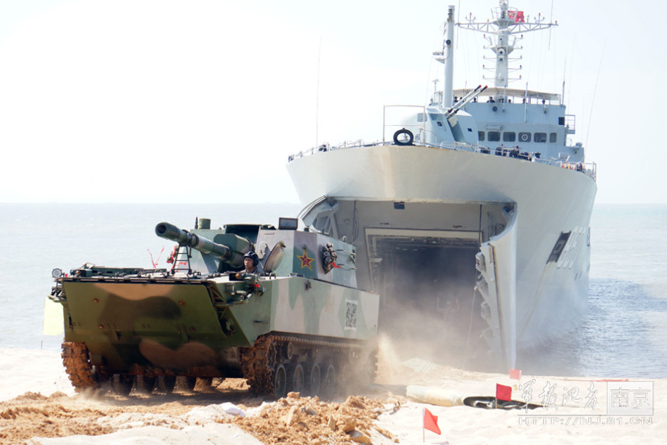 殺氣騰騰：解放軍最新式自行榴彈炮演練搶灘登陸