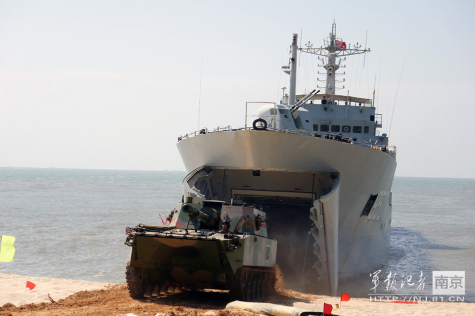 殺氣騰騰：解放軍最新式自行榴彈炮演練搶灘登陸