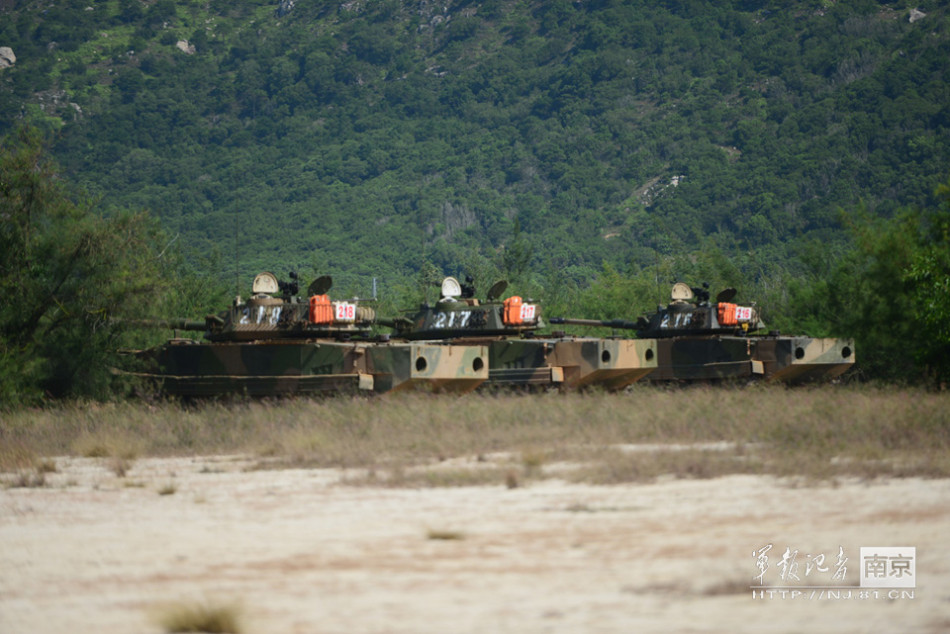 殺氣騰騰：解放軍最新式自行榴彈炮演練搶灘登陸