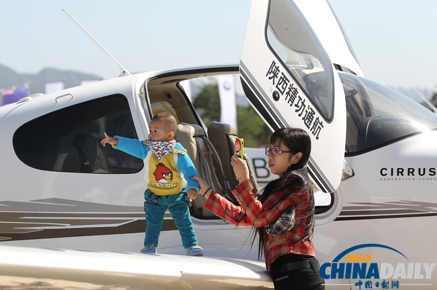 八達(dá)嶺機(jī)場舉行飛行節(jié) 北京航展首次“飛”起來