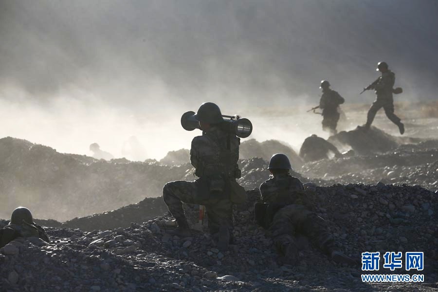 直擊解放軍萬人千車陸空協同高原大對抗