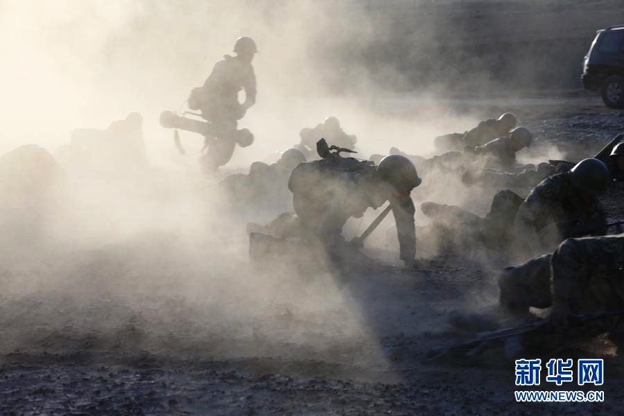 直擊解放軍萬人千車陸空協同高原大對抗