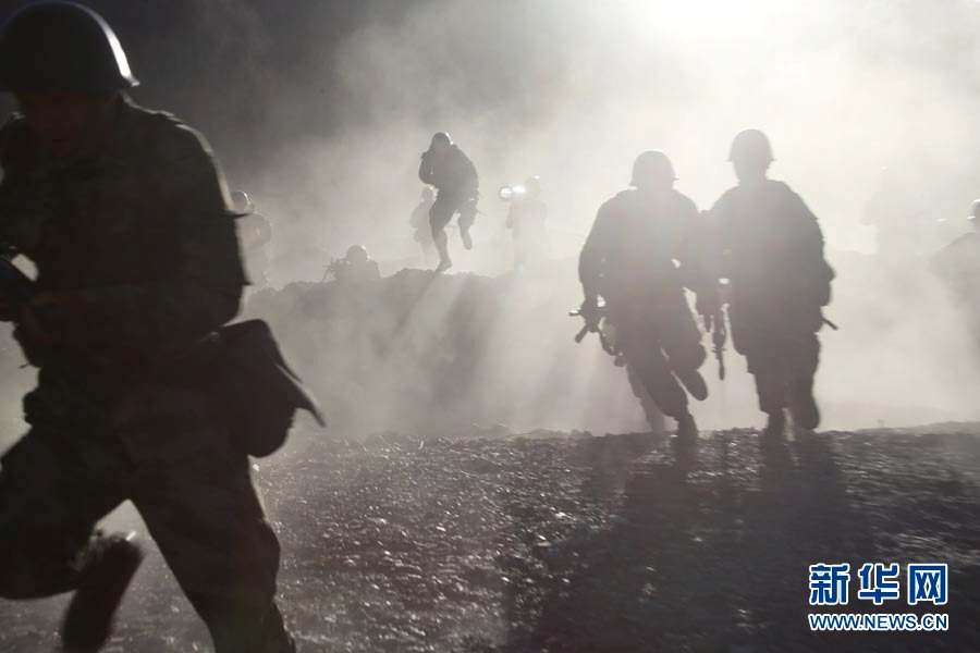 直擊解放軍萬人千車陸空協(xié)同高原大對抗