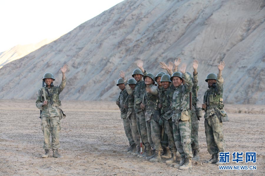 直擊解放軍萬(wàn)人千車陸空協(xié)同高原大對(duì)抗