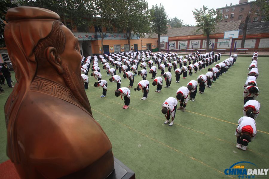濟(jì)南：400余名小學(xué)生操場(chǎng)拜孔子 紀(jì)念孔子誕辰2564周年