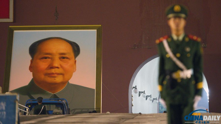 北京：迎國慶天安門城樓更換新毛主席像