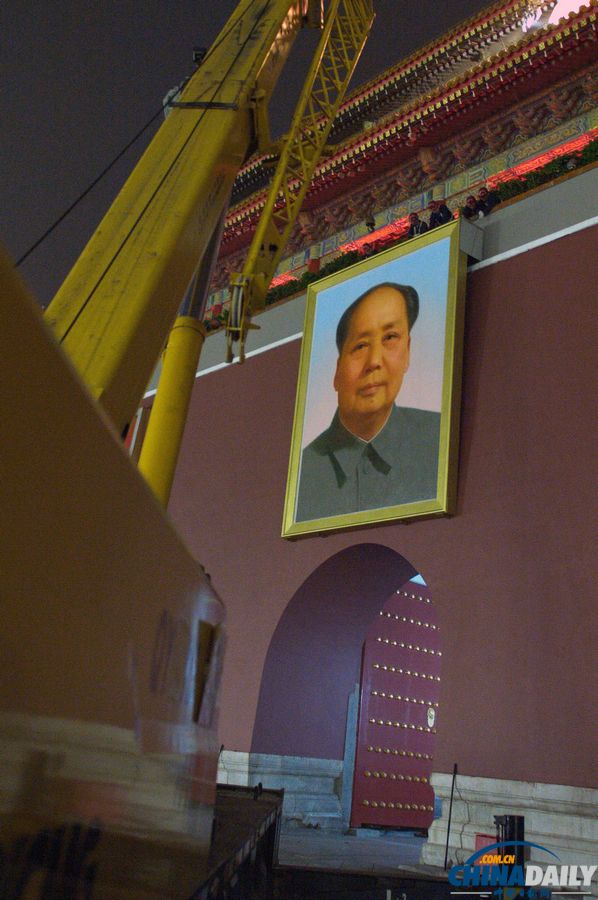 北京：迎國慶天安門城樓更換新毛主席像