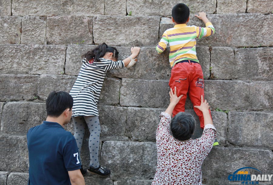 南京：攀爬古城墻為拍照 “飛檐走壁”傷大雅