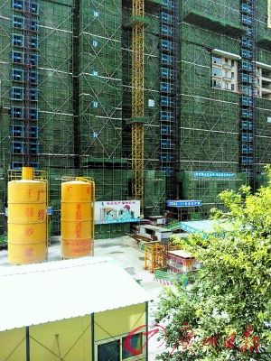 廣東多條高速現(xiàn)擁堵 車主忍饑挨餓路邊撒尿(圖)