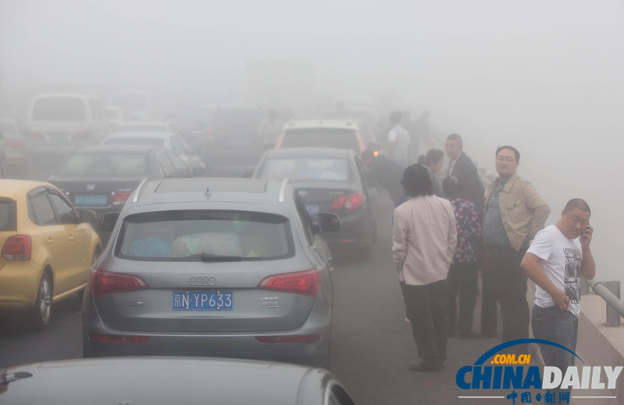 榮烏高速山東省濰坊段因大霧發生車禍