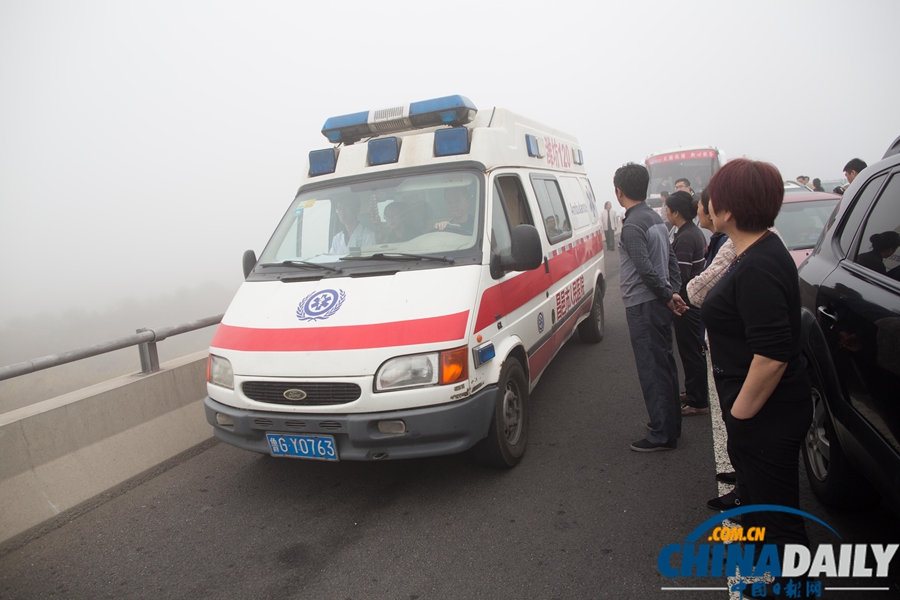 榮烏高速山東省濰坊段因大霧發(fā)生車禍