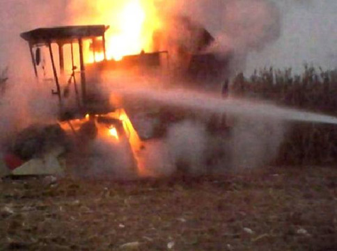 收割機(jī)工作時(shí)自燃 邢臺(tái)消防迅速撲滅