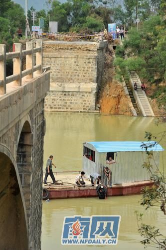 廣東惠東94米大橋垮塌70米 面包車墜河(組圖)