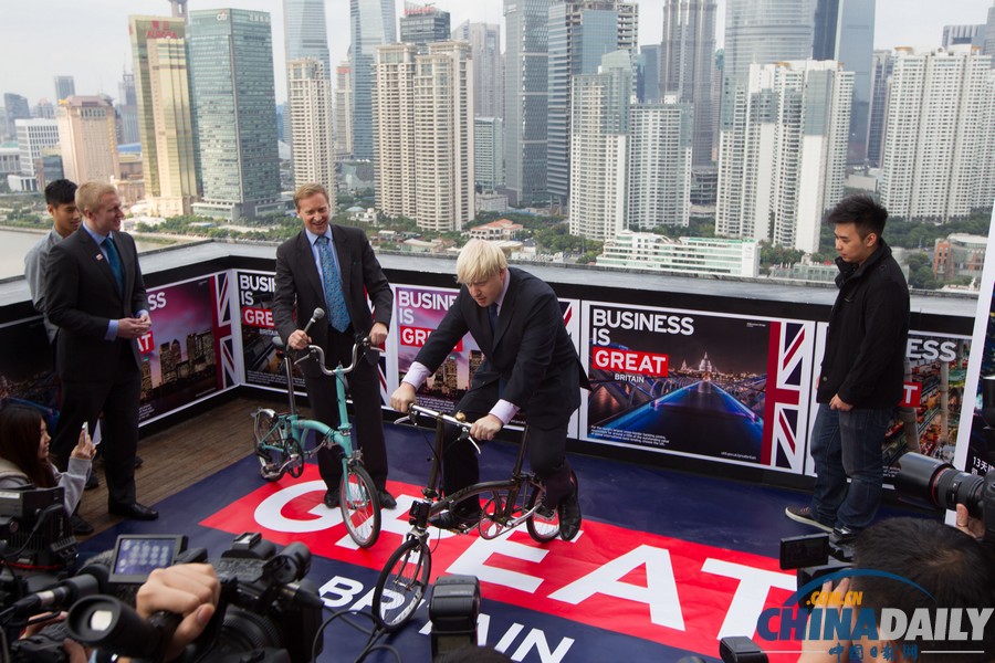 倫敦市長約翰遜騎自行車與中外媒體見面